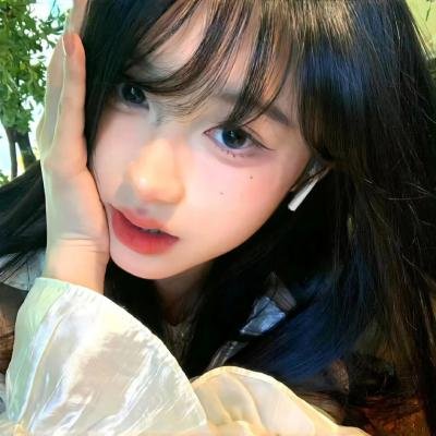 她的微笑像颗糖